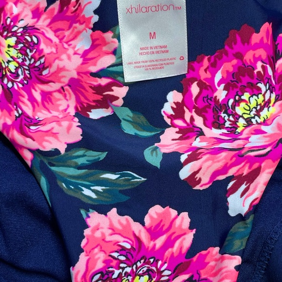 Hot pink bikini - Picture 2 of 5